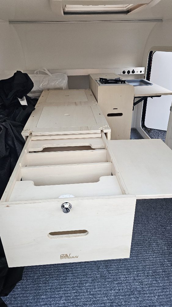 Tiroir coulissant de la malle MOBIKIT-BOX avec tablettes amovibles

