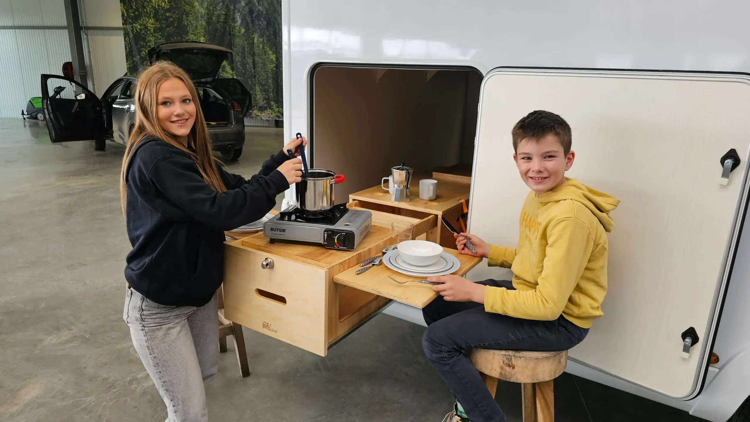 MOBIKIT-BOX utilisée comme coin cuisine à l'arrière d'une voiture

