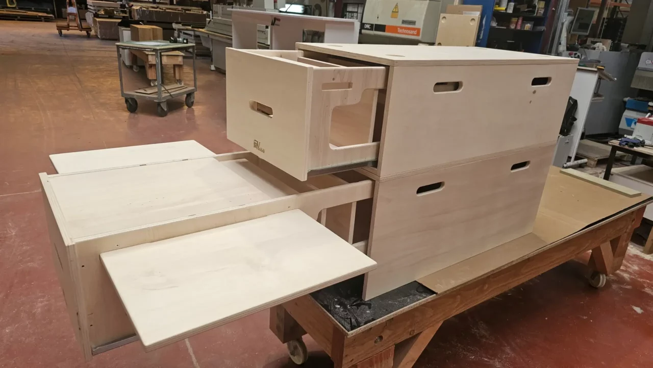 Malle de coffre MOBIKIT-BOX installée dans le coffre d'une voiture

