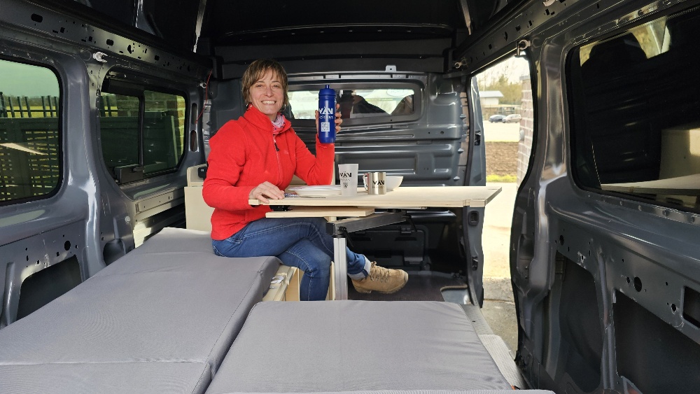 Table 360° du Mobikit utilisée pour le petit-déjeuner dans un Renault Trafic